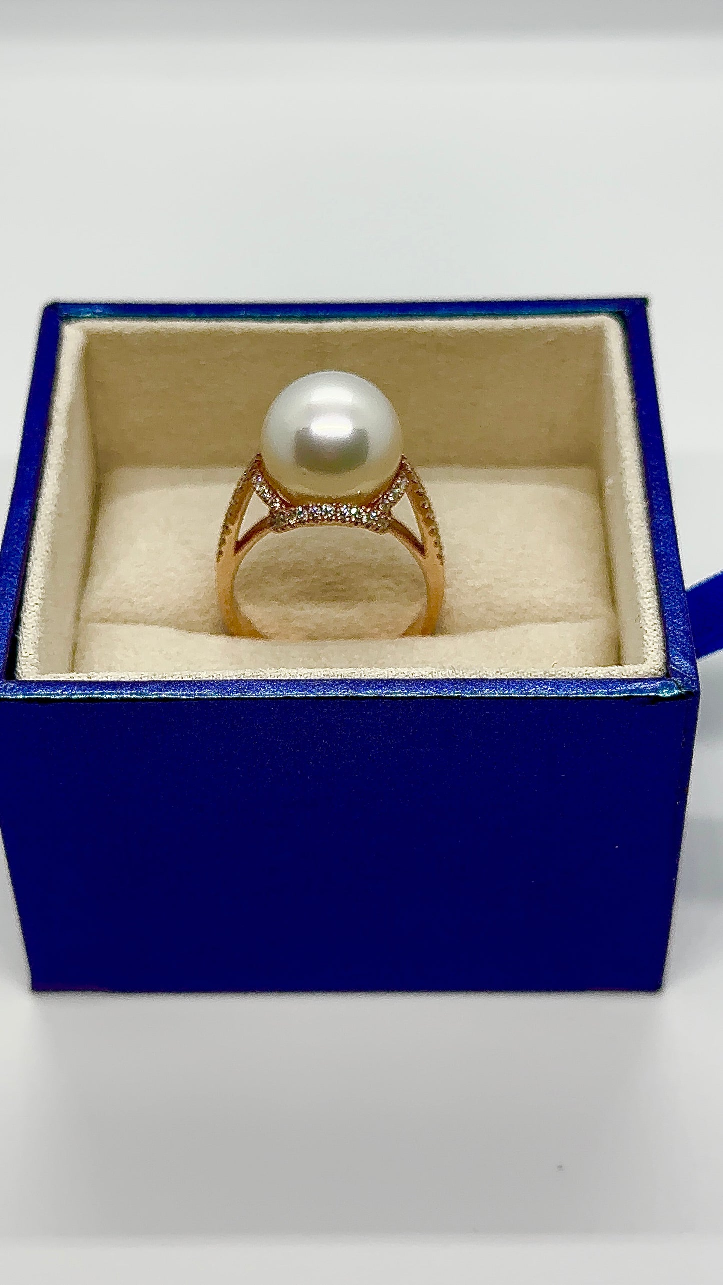 Stylish lines 18K gold diamond and pearl ring