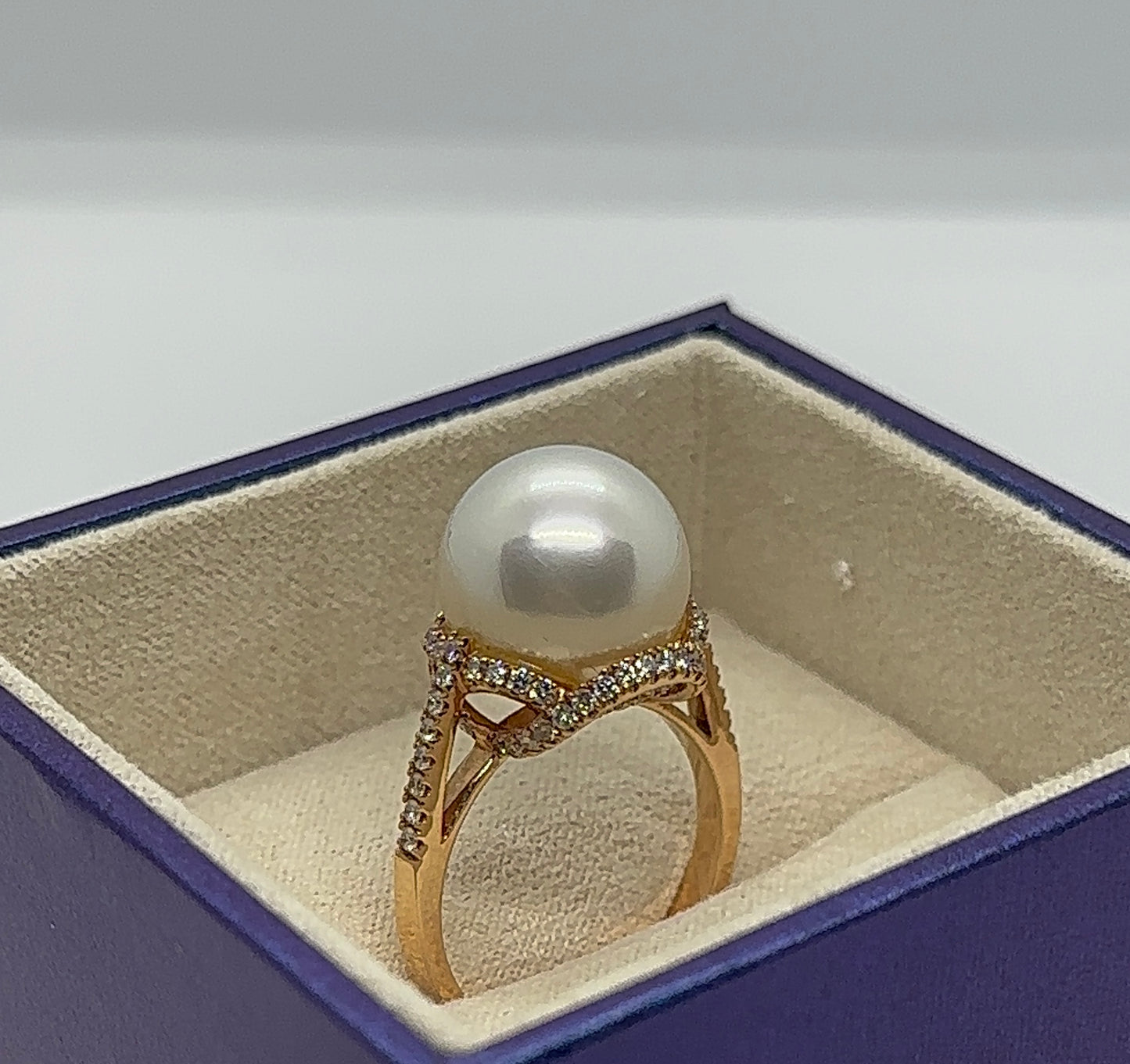 Stylish lines 18K gold diamond and pearl ring