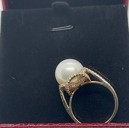 Stylish lines 18K gold diamond and pearl ring